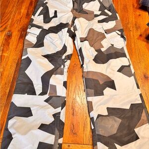 Neff Men's snowboarding/skiing cargo snow pants size Lrg